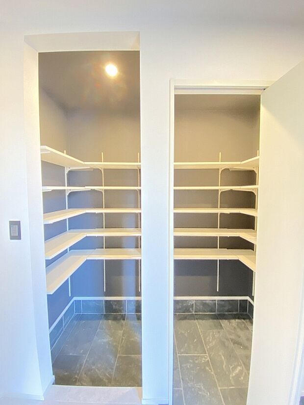 天井まで届く大容量シューズボックスで、靴の収納もラクラク!