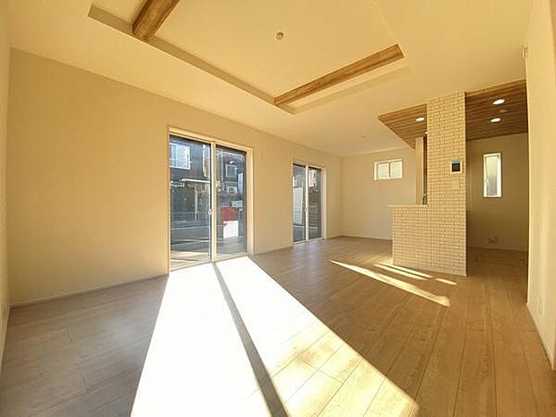 白と木のコントラストが映える家族の絆を紡いでくれるリビング。