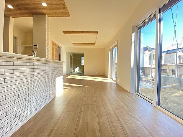 清潔感を溢れる白を基調としたリビング。どんなテイストにもマッチしてくれそうです。