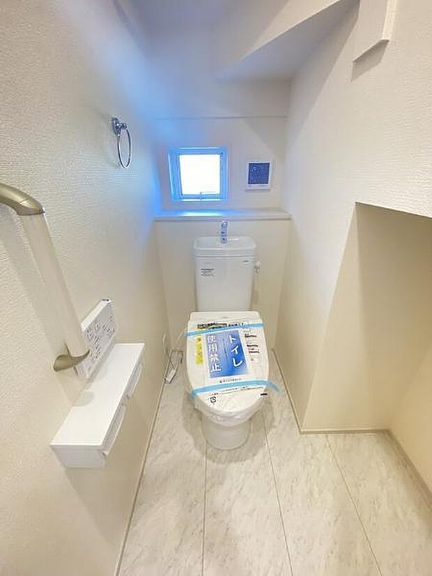 窓がある明るいトイレ。すぐに換気もできますね！