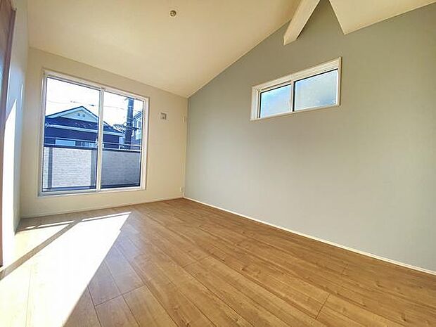 バルコニーにもすぐに出られます。お布団干しもすぐにできます。