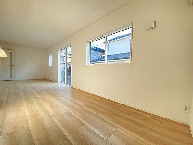 白と木のコントラストが映える家族の絆を紡いでくれるリビング。