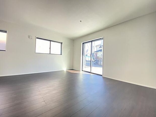 暮らしに安らぎを届ける、清潔感あふれるリビング空間です。