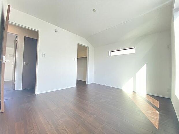 ゆったりとした安らぎに包まれる、静かな寝室。