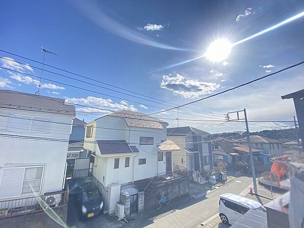 陽光あふれる青空の下、開放感と快適さが共存する理想の住環境です。