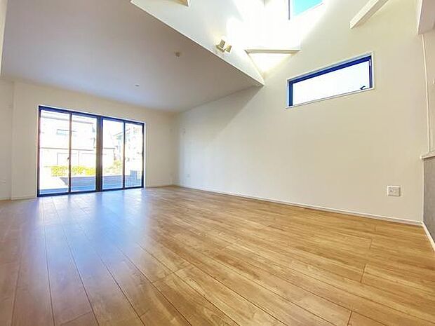 子供の絵本の読み聞かせ、キッチンからの美味しそうな音と匂い。そんな景色に囲まれた穏やかな日常。幸せな日々がこのリビングから始まります。