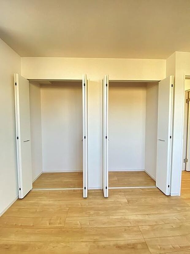 奥行きもあるので、収納ボックスもそのまましまえて部屋がスッキリしますね。
