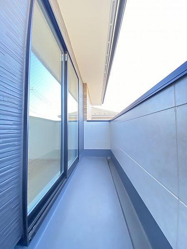 気持ちの良い空が見渡せる広いバルコニー。爽やかな風を感じて、心躍るステキな暮らしが始まります。