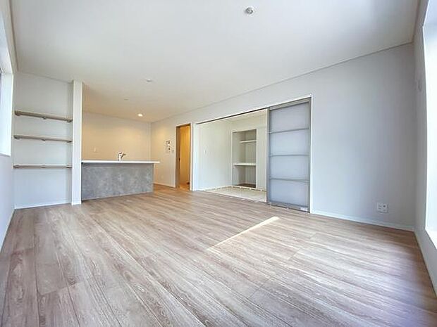 リビングで遊ぶお子様も、キッチンにいるママを確認しながら安心して遊べます。