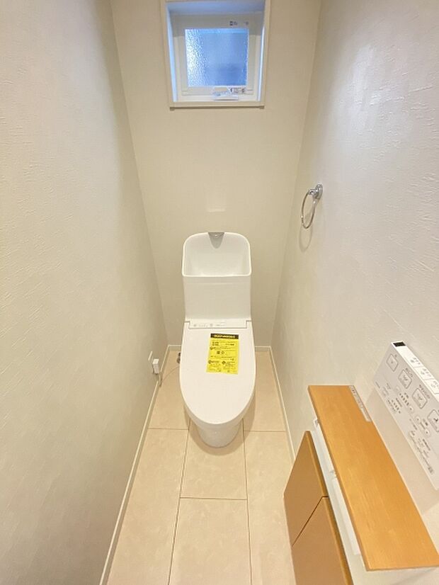 白を基調とした清潔感あるトイレ。温水洗浄便座もついて、快適にご使用できます。