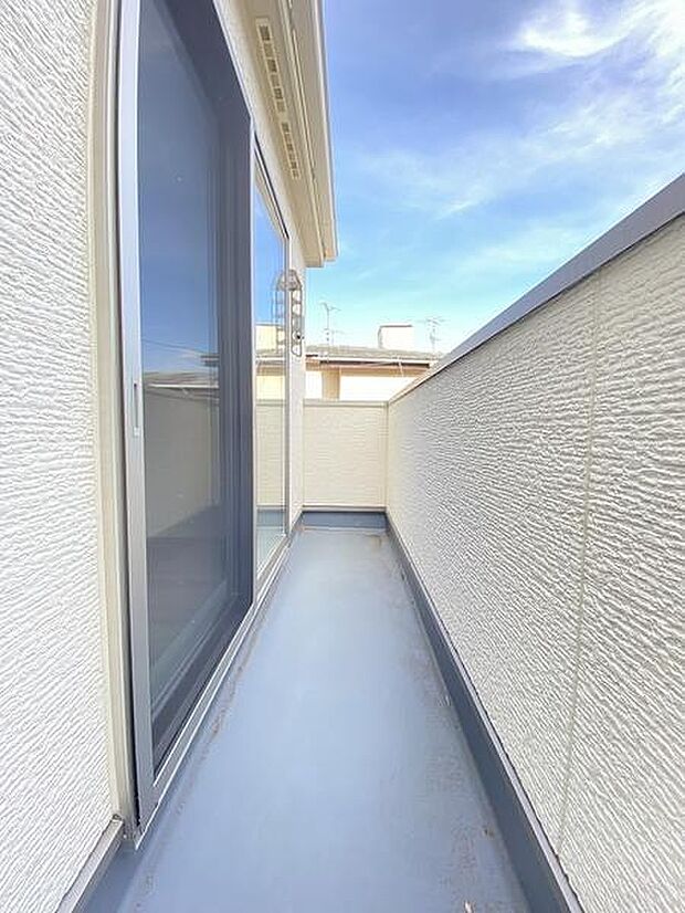 青空につながる広いバルコニーは気分転換にもオススメです。