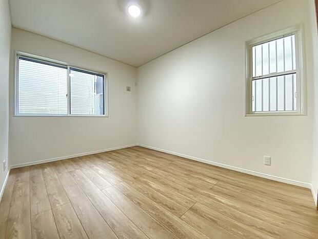 朝の光がやさしく差し込む。鳥のさえずりに包まれて目覚める、贅沢なひとときです。