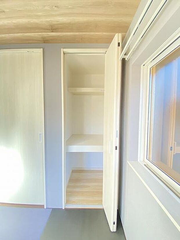 押し入れ完備、和のぬくもりと使いやすさのある収納スペースです。