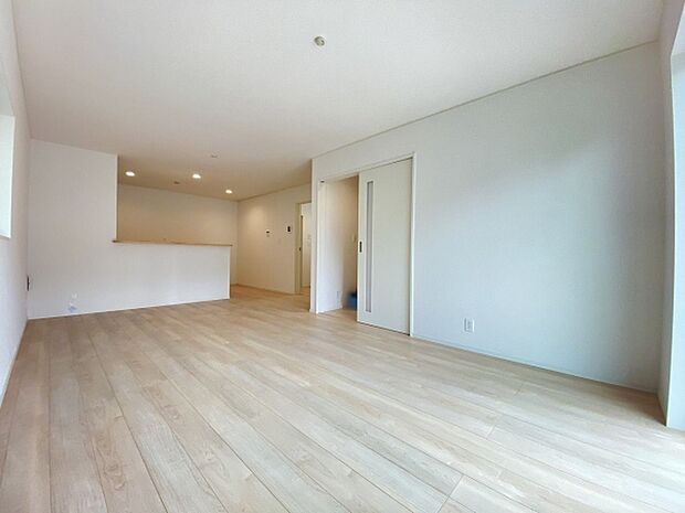 縦長リビングでオープンでのびやかな空間。お子様もつい駆け出してしましそうです。