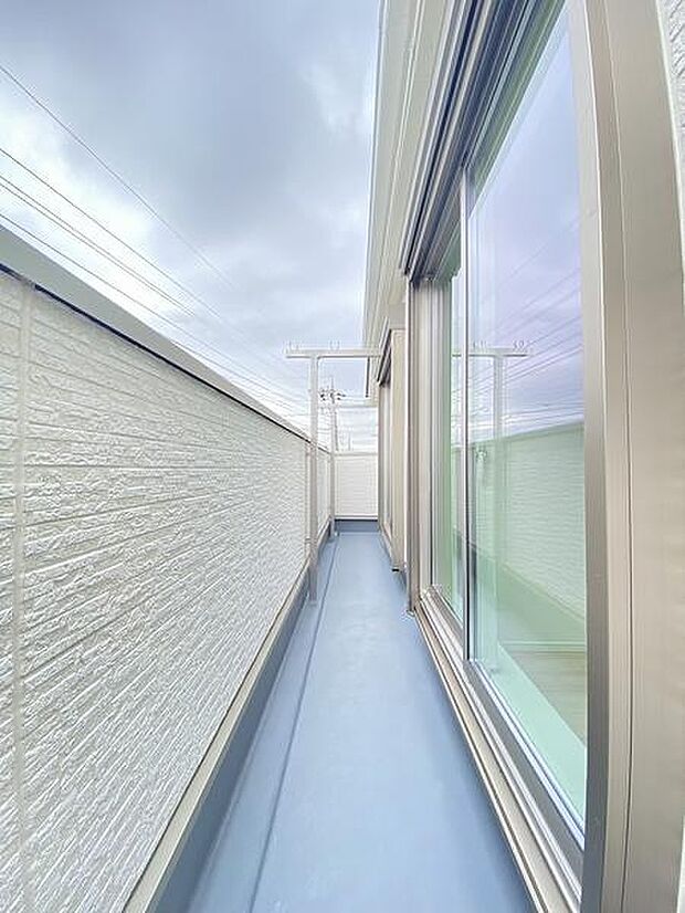 外の景色を眺めながら、ほっとひと息つける癒しのバルコニー。