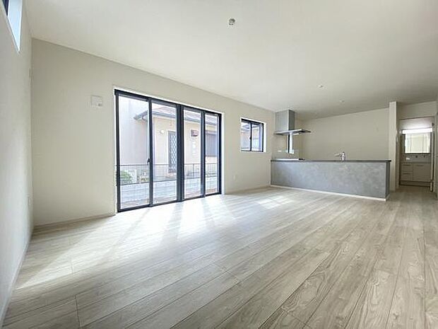 ご家族の会話や笑顔が行き交うリビング。「ただいま」「おかえり」の声が響き渡ります。