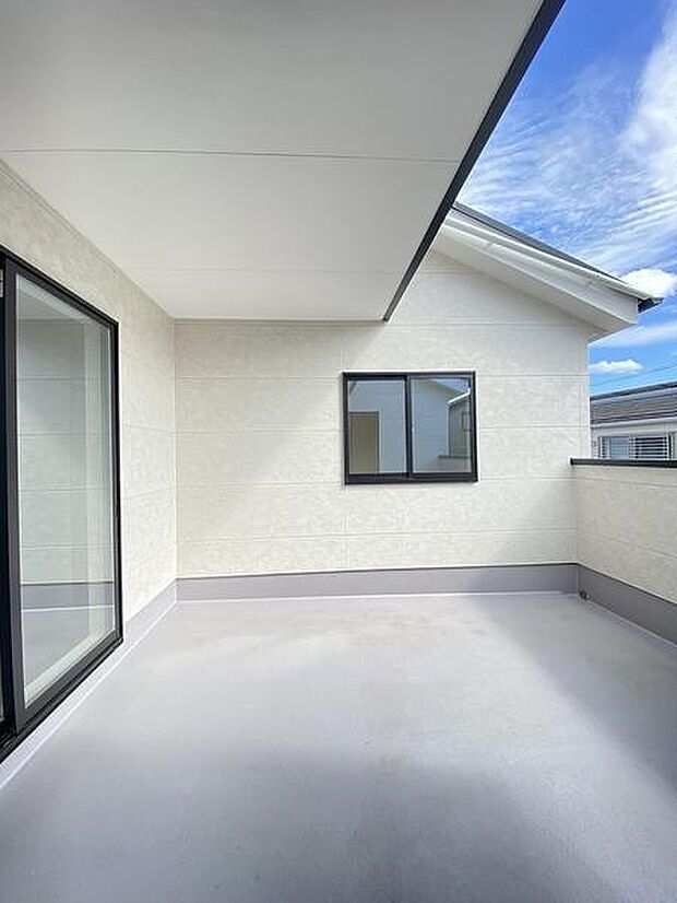 外の緑が室内まで彩ってくれます。