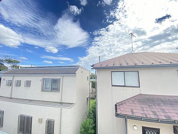 青空につながる広いバルコニーは気分転換にもオススメです。