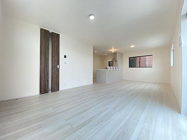 リビングで子供が走る姿を見ながら、大きなソファでゆったり寛げる空間。戸建を買って良かったと思えるひと時をお過ごしください。