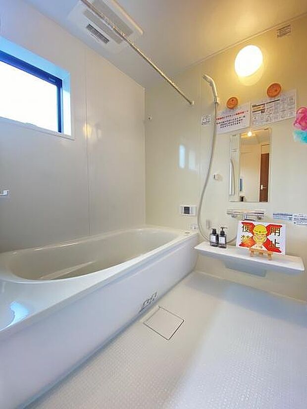 落ち着いた色合いで疲れた体を癒してくれる、贅沢な寛ぎ空間です。