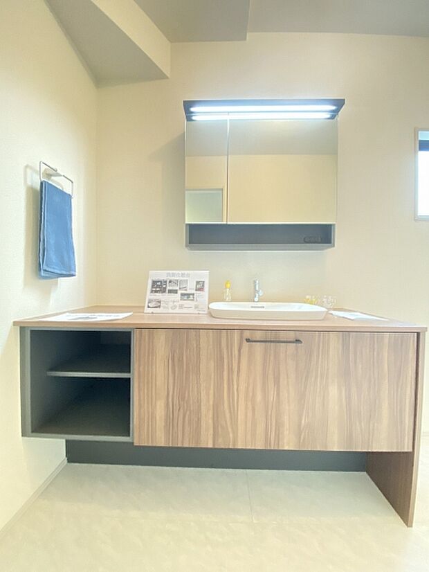 広々としたスペースと機能性を兼ね備えたパウダールームで、毎日の準備がもっと楽しく、もっとスムーズに。