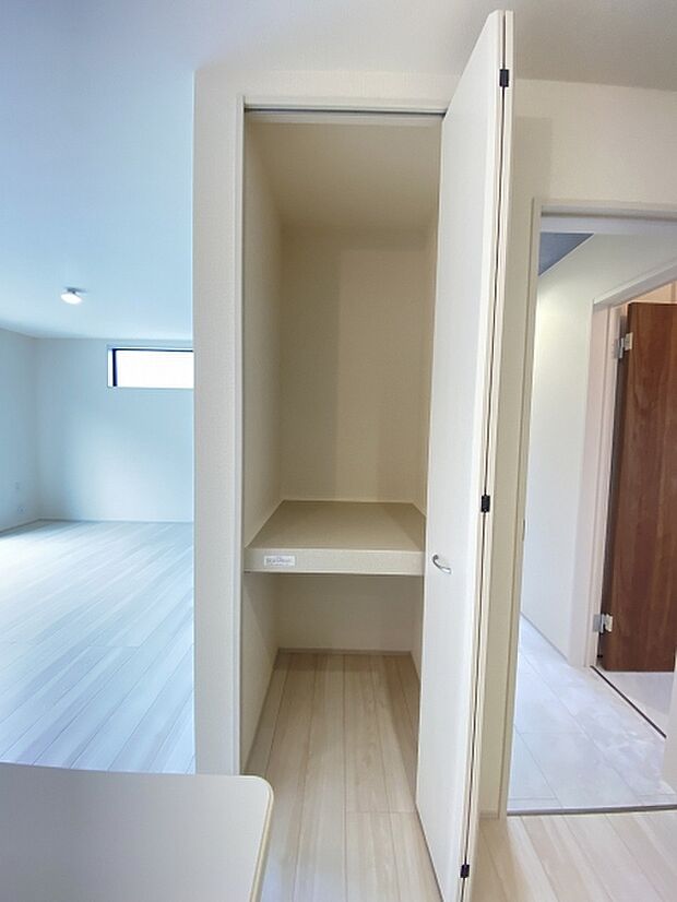 忙しい毎日をしっかり支える、頼もしい大容量パントリーです。