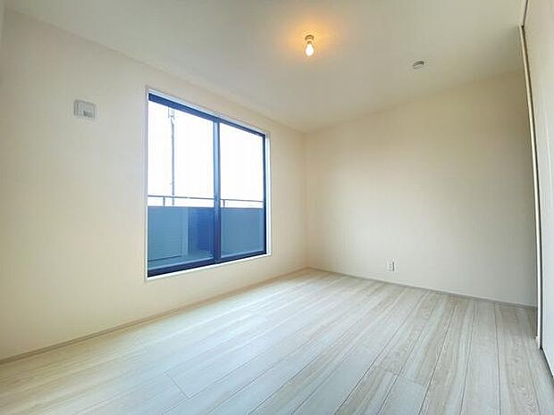 どんなカラーやテイストにも馴染む白いクロスで、インテリアの幅が広がります。