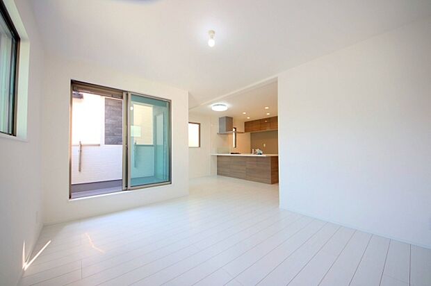 バルコニーに面した明るいリビング