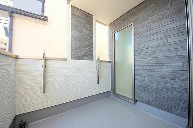 急な雨にも安心して使える、インナーバルコニー