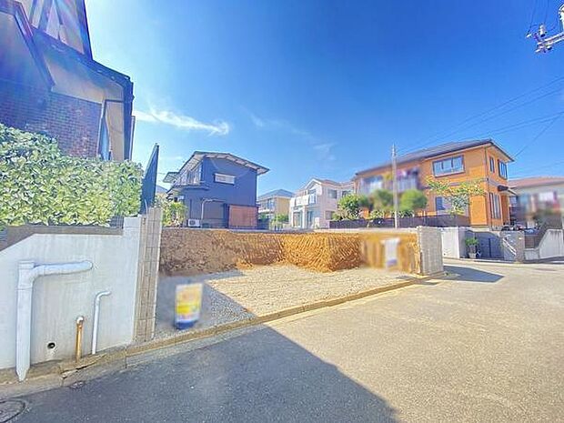 広々とした青空のもと、陽当たりと開放感を満喫する心地よい住環境です。