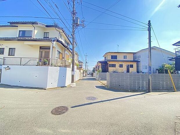 自然を身近に感じられる公園が近く、子育てにもぴったりの環境です。