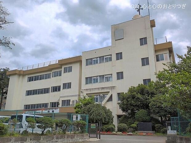 海老名市立海老名中学校まで1300m