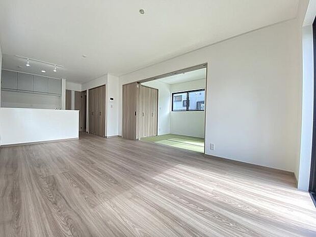 柔らかな光が差し込み、毎日を優しく包み込むリビングです。
