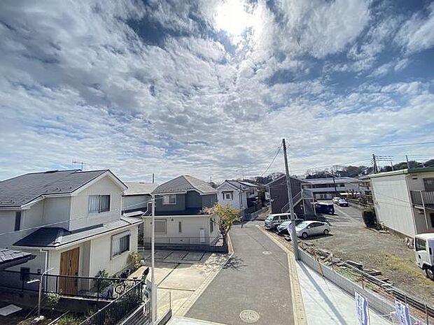 青空につながる広いバルコニーは気分転換にもオススメです。