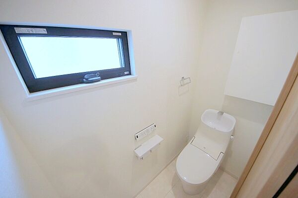 ウォシュレット付きトイレが二か所に設置。各トイレに収納棚も付いています。