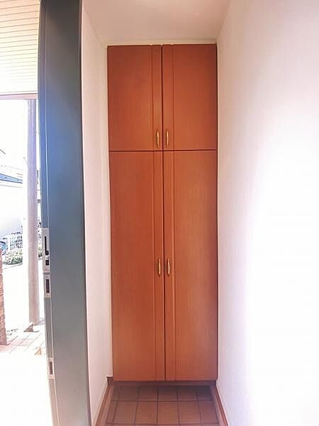 豊富な収納力で靴をまとめて片づけられ、玄関を清潔にキープできます。