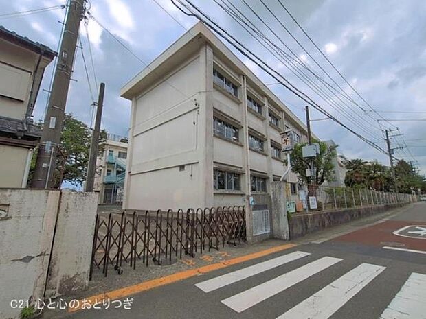 藤沢市立長後小学校まで607m
