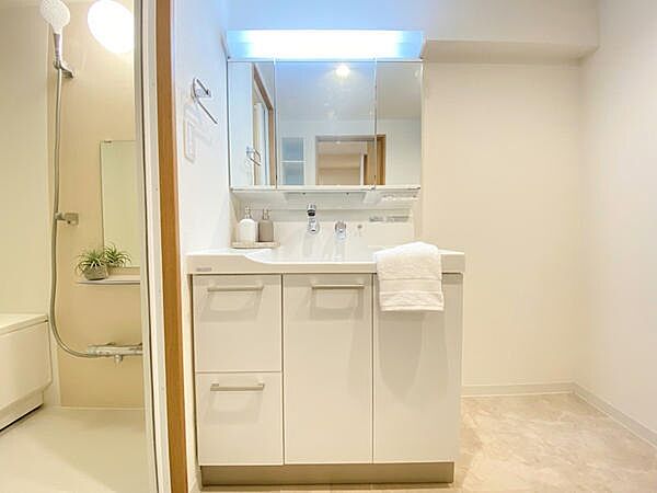 ※この画像は現況写真・間取り図をもとにCGで作成した家具や照明の配置イメージです。現況でのお引渡しとなり、家具・調度品・カーテン・照明等および設置費用は販売価格に含まれません。