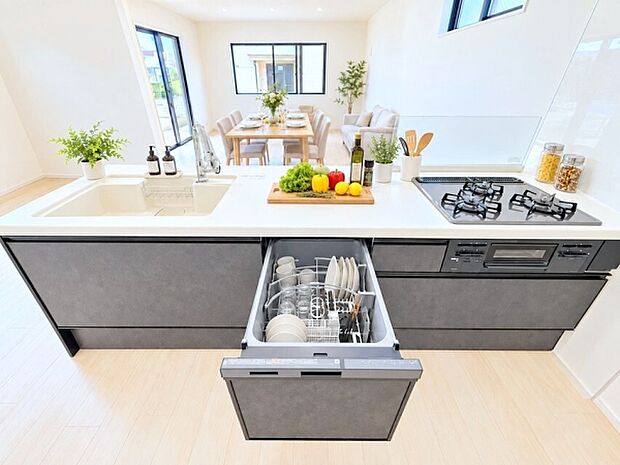 収納豊富なシステムキッチン!本画像はCGで作成しており、実際に現地に家具は置かれておりません。また、価格に家具は含まれておりません。