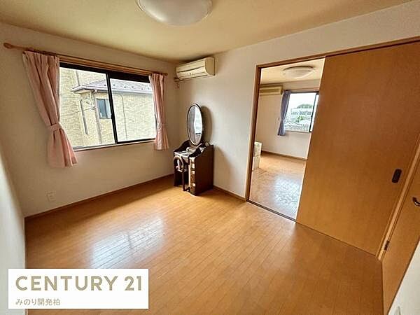 6帖の洋室は隣の8帖洋室とつながっており、お子様用のお部屋としてお使いいただくのもおすすめです。