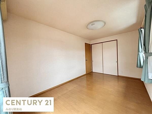 東側の7.5帖洋室は東側バルコニーへ出られるお部屋。使い勝手の良いミニ和室と続き間になっています。