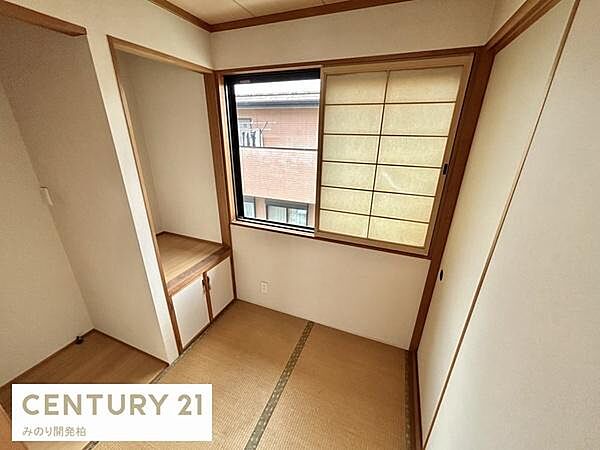 畳2枚分と板の間・仏間を備えたミニ和室は、取り込んだ洗濯物をたたんだり、お勉強や在宅ワークをするのにも便利なスペース。畳の香りで安らぐプライベート空間です。