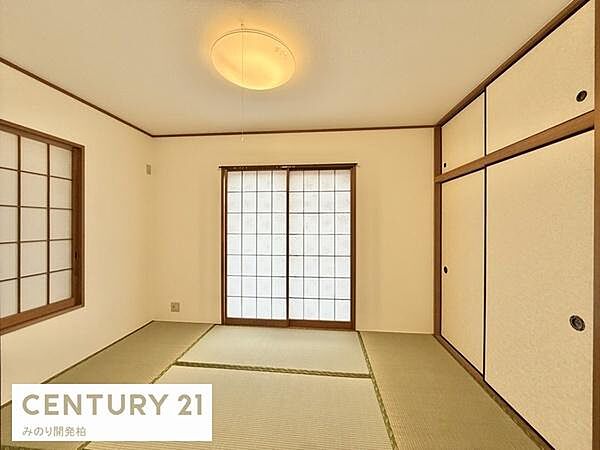 お布団・座布団もたっぷり入る収納付き