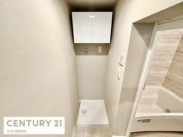 洗濯機置き場上部に便利な収納付き