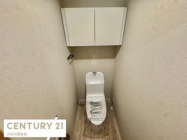 清潔感のあるトイレ、収納付き