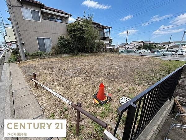 両側道路で開放感のある明るい立地