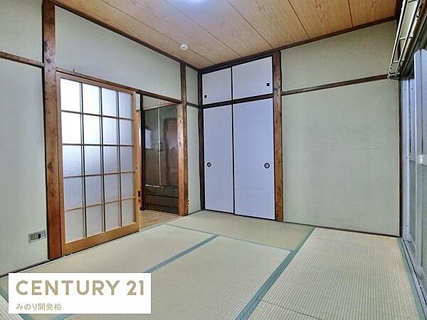 お布団・座布団も入る収納付き