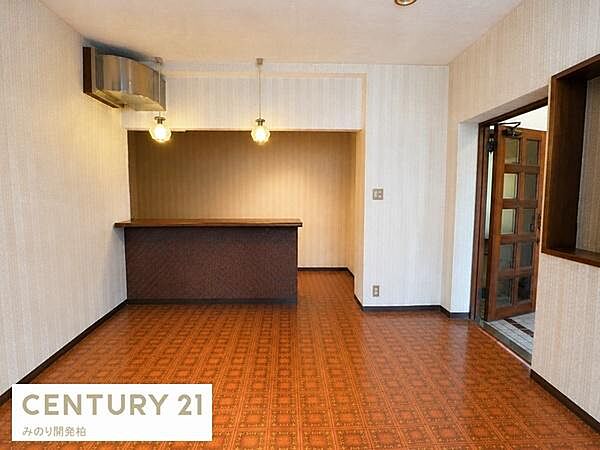 ※AIで家具を消したイメージ写真です1階事務所部分、手前のお部屋です。カウンターがあるので店舗としての利用にも便利です