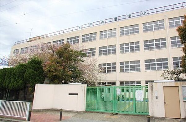 東大阪市立八戸の里東小学校まで444m