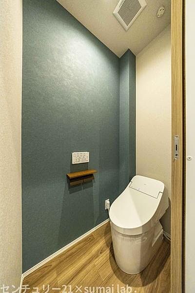 ■施工例トイレ■落ち着いたトーンの内装で清潔感あるトイレ空間。